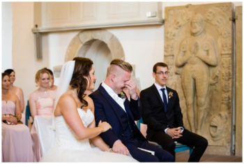 Brautpaar bei der Kirchlichen Trauung in der Kirche in Rodenberg.