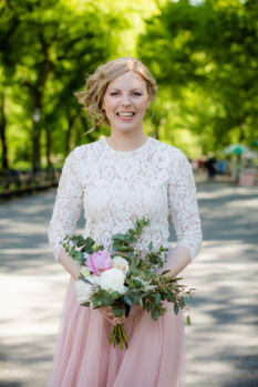 Hochzeitsfotograf New York Brautpaar macht Hochzeitsfotos im Central Park an der Bethesda Terrace and Fountain