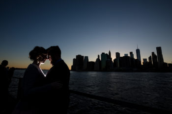 Hochzeitsfotograf New York Brautpaar an der Brooklyn Bridge bei Sonnenuntergang